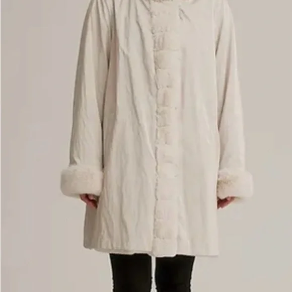 Elegant Cream Faux Fur Reversible Coat - Picture 4 of 7